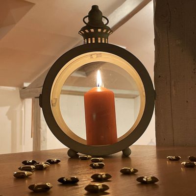 Studio de yoga à la lumière d'une bougie Studio de Yoga dans la lumière d'une bougie