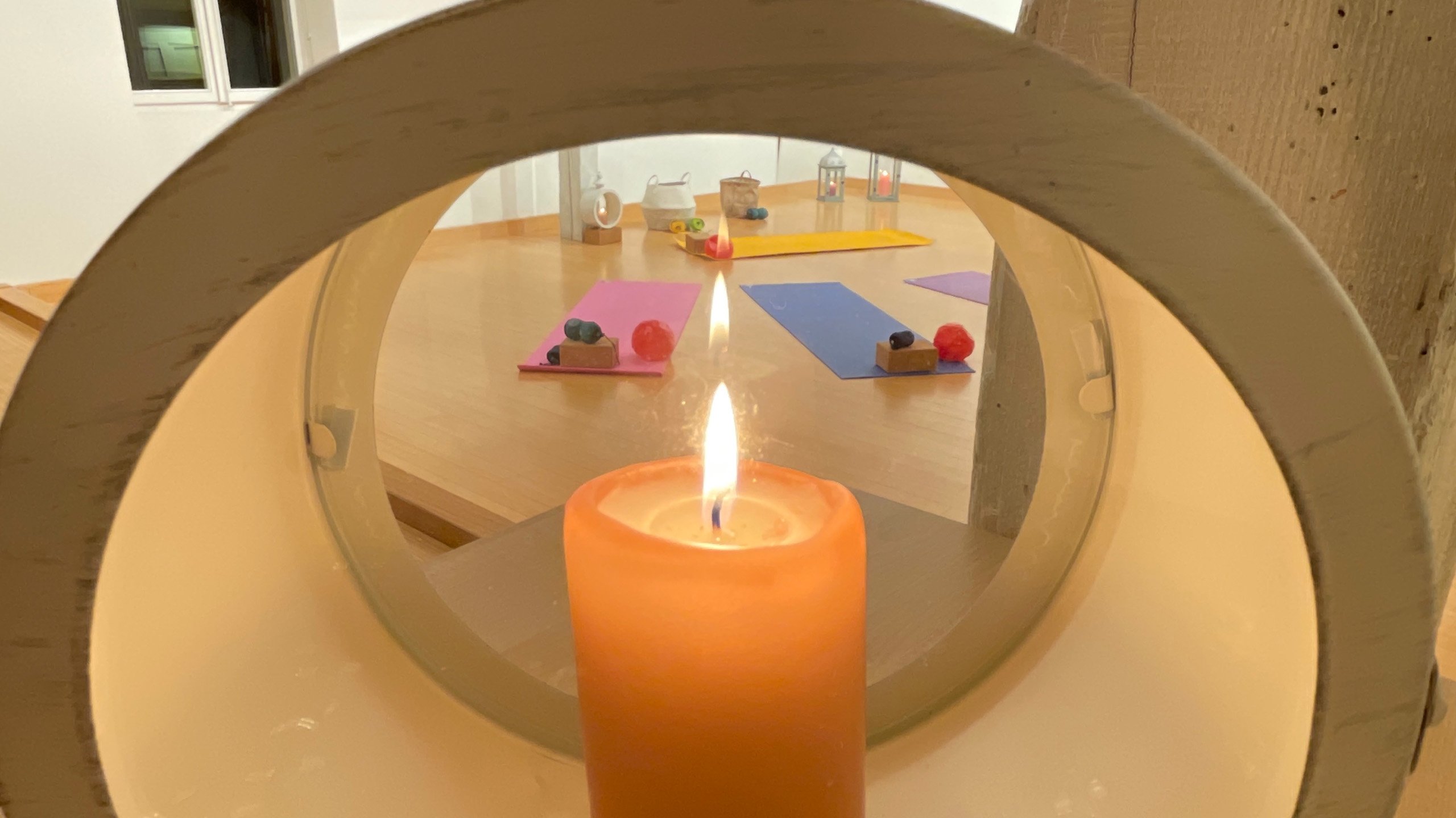 Salle de cours de yoga à Neuchâtel. La lumière de la conscience et du corps