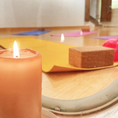 Salle de yoga dans la lumière d'une bougie salle de yoga dans le reflet d'une bougie, confortable et lumineuse