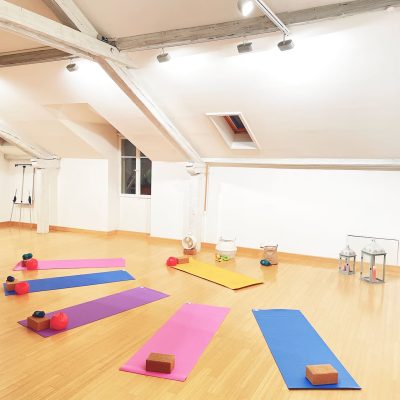 Salle de yoga avec ses tapis colorés salle de yoga avec ses tapis, spacieuse et confortable